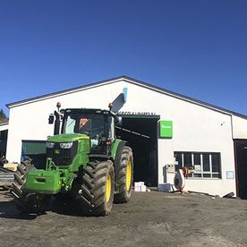 Maquinaria Agrícola Liñares Tractor verde en fachada