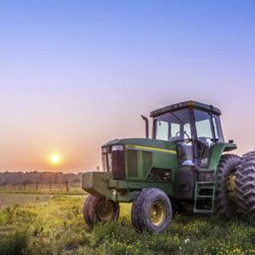 Tractor con llantas amarillas