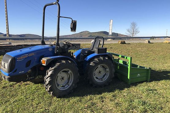 Maquinaria Agrícola Liñares Tractor alargado azul