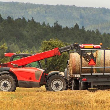 Tractor recojiendo escombros